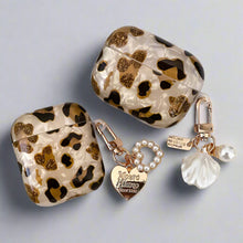 Laden Sie das Bild in den Galerie-Viewer, Luxury Leopard Pearl AirPods Case – Elegant Protection for AirPods 1/2/3 and pro